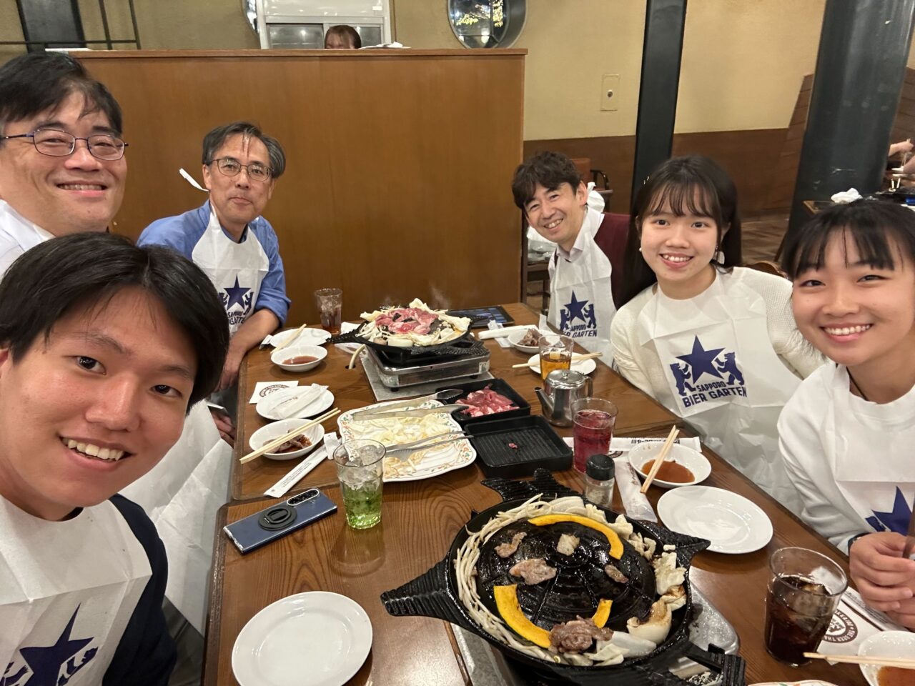 台湾のDennis Hwang先生や学生たちとビール園でジンギスカン